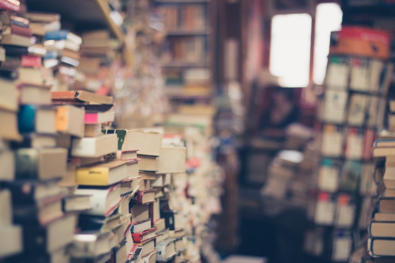 ecommerce-GASSIN-min_books_stack_book_store_stack_of_books_2nd_hand_retro_hipster_shop-829090